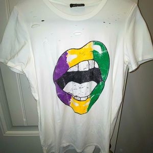 White Tee with lip design. Size M